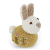 Sitzender gefilzter Hase mit Stickerei / Blume ocher