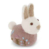 Sitzender gefilzter Hase mit Stickerei / Blume lavendel
