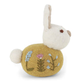 Sitzender gefilzter Hase mit Stickerei / Blume ocher