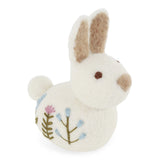 Sitzender gefilzter Hase mit Stickerei / Blume weiß