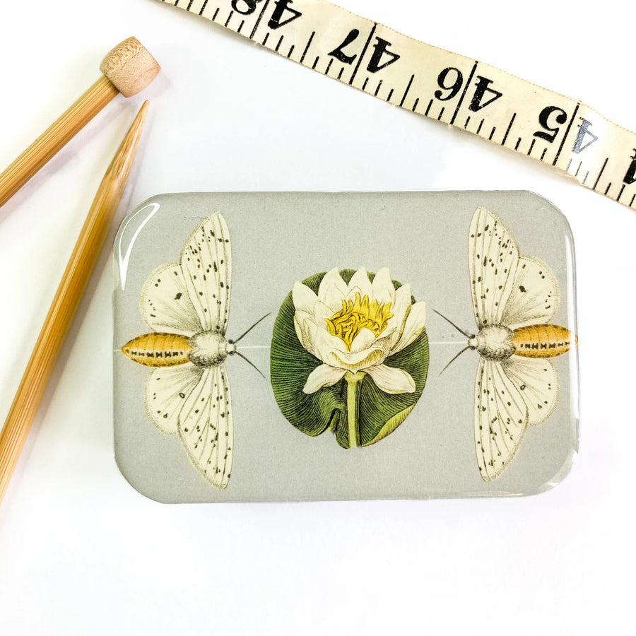 Aufbewahrungsdose – moth and lotus flower