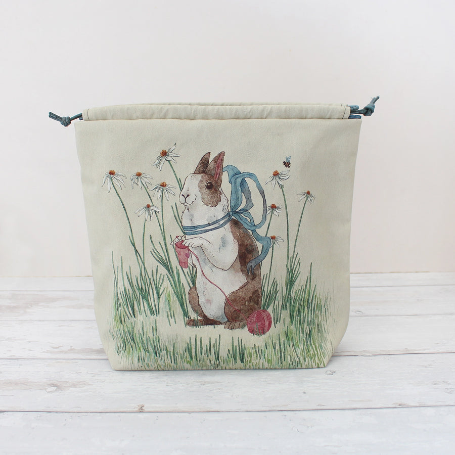 Projekttasche / Daisy, die strickende Hasen-Dame