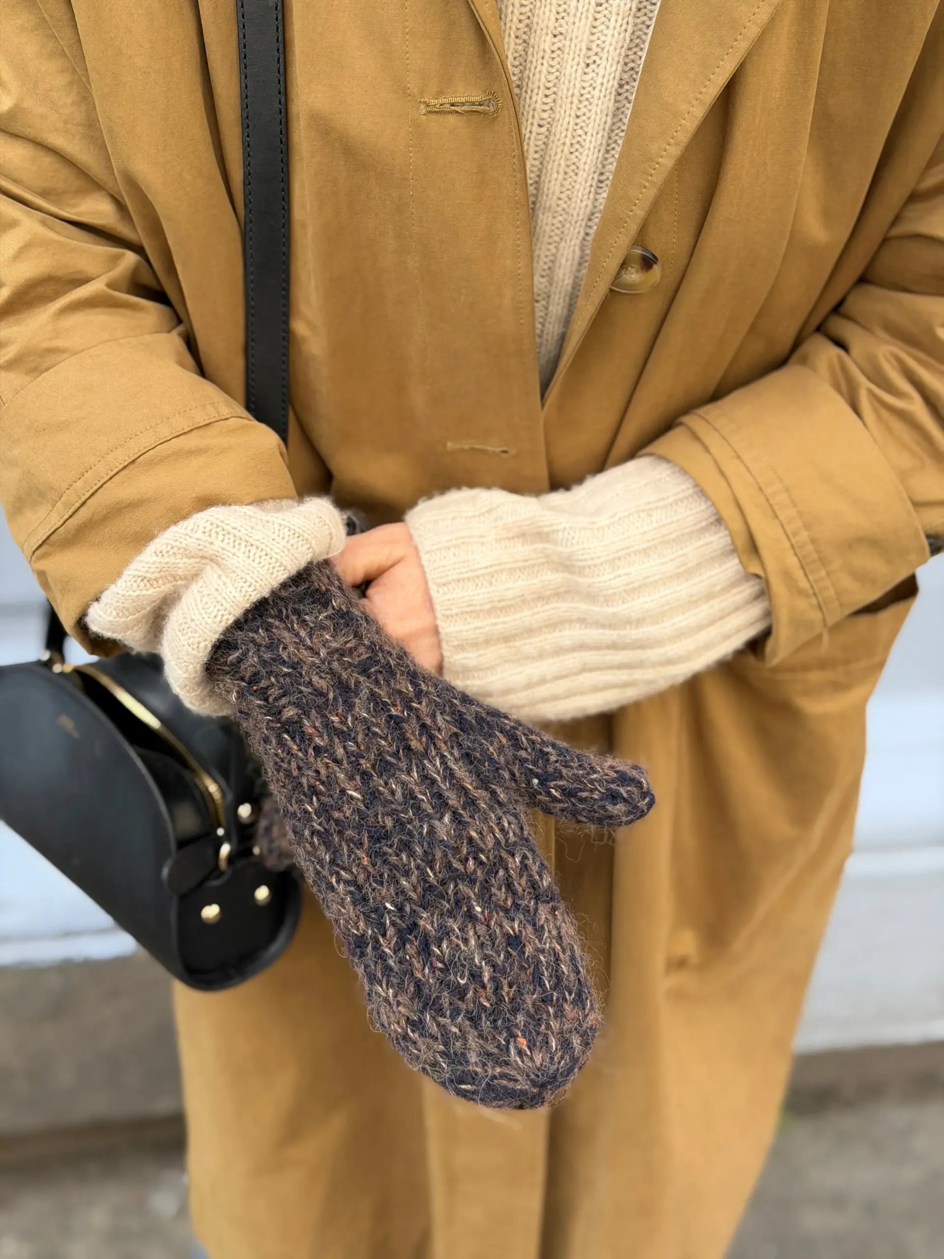 Heia Tweedvotter von Rauma in Fivel 9 und Alpakka Lin Tweed 21798 – warme Fäustlinge aus zwei Fäden