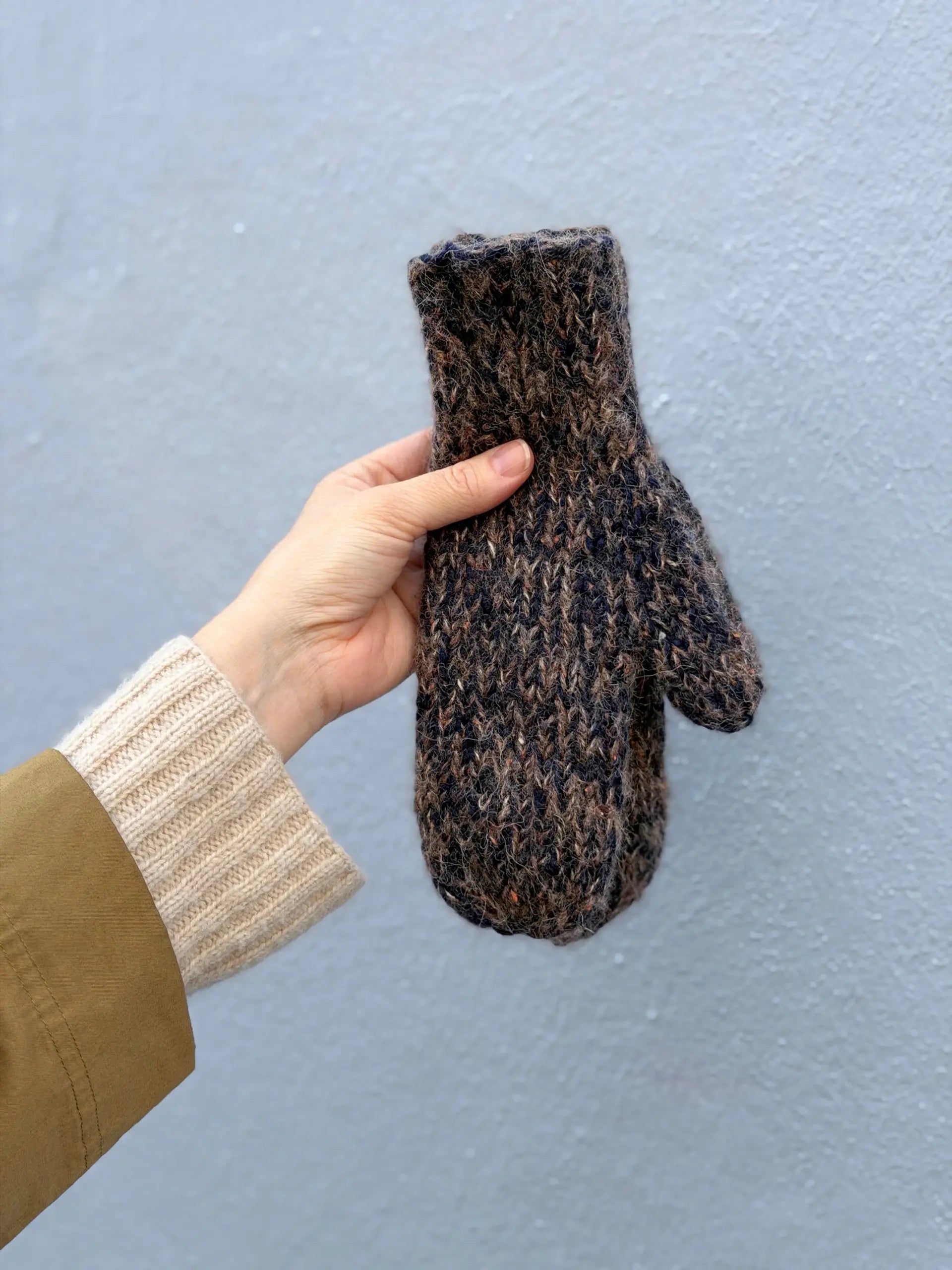 Detailansicht der Heia Tweedvotter in Fivel 9 und Alpakka Lin Tweed 21798 – Strickset von Rauma