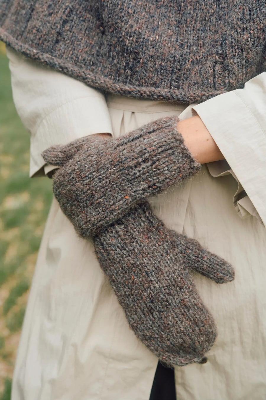 Heia Tweedvotter und Heia Tweedcape von Rauma in Fivel 400 dunkelgrau meliert und Alpakka Lin Tweed 21798 dunkelbraun