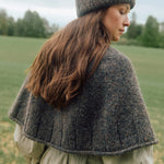 Heia Tweedcape in Dunkelgrau meliert mit passender Heia Tweedlue – Fivel 400 und Alpakka Lin Tweed 21798