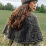 Heia Tweedcape in Dunkelgrau meliert mit passender Heia Tweedlue – Fivel 400 und Alpakka Lin Tweed 21798