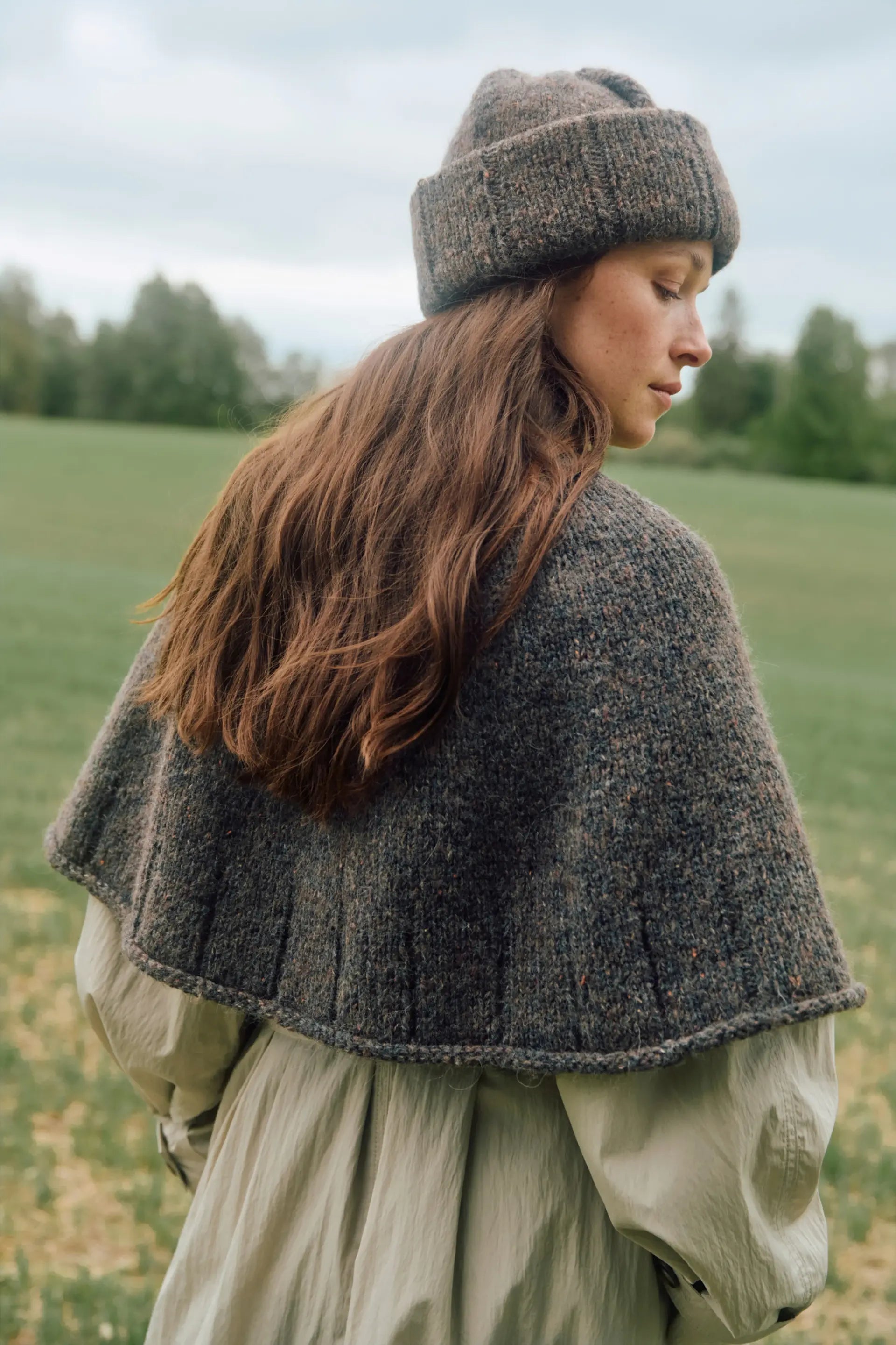 Heia Tweedcape in Dunkelgrau meliert mit passender Heia Tweedlue – Fivel 400 und Alpakka Lin Tweed 21798