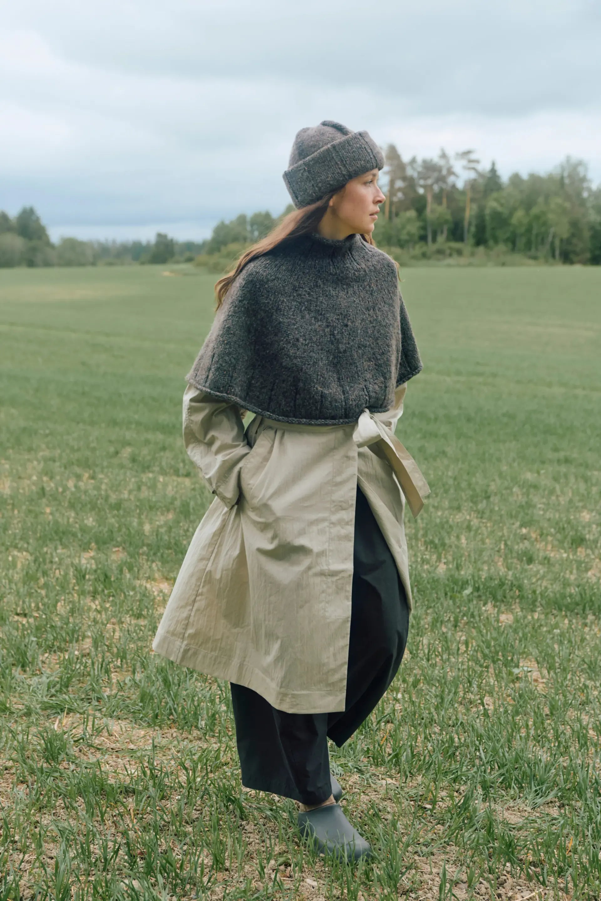 Heia Tweedcape und Heia Tweedlue von Rauma in Fivel 400 dunkelgrau meliert und Alpakka Lin Tweed 21798 dunkelbraun
