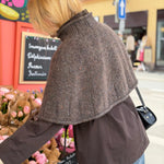 Detailansicht der Heia Tweedcape mit breitem Rippenbund, gestrickt aus Rauma Fivel und Alpakka Lin Tweed