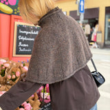Detailansicht der Heia Tweedcape mit breitem Rippenbund, gestrickt aus Rauma Fivel und Alpakka Lin Tweed