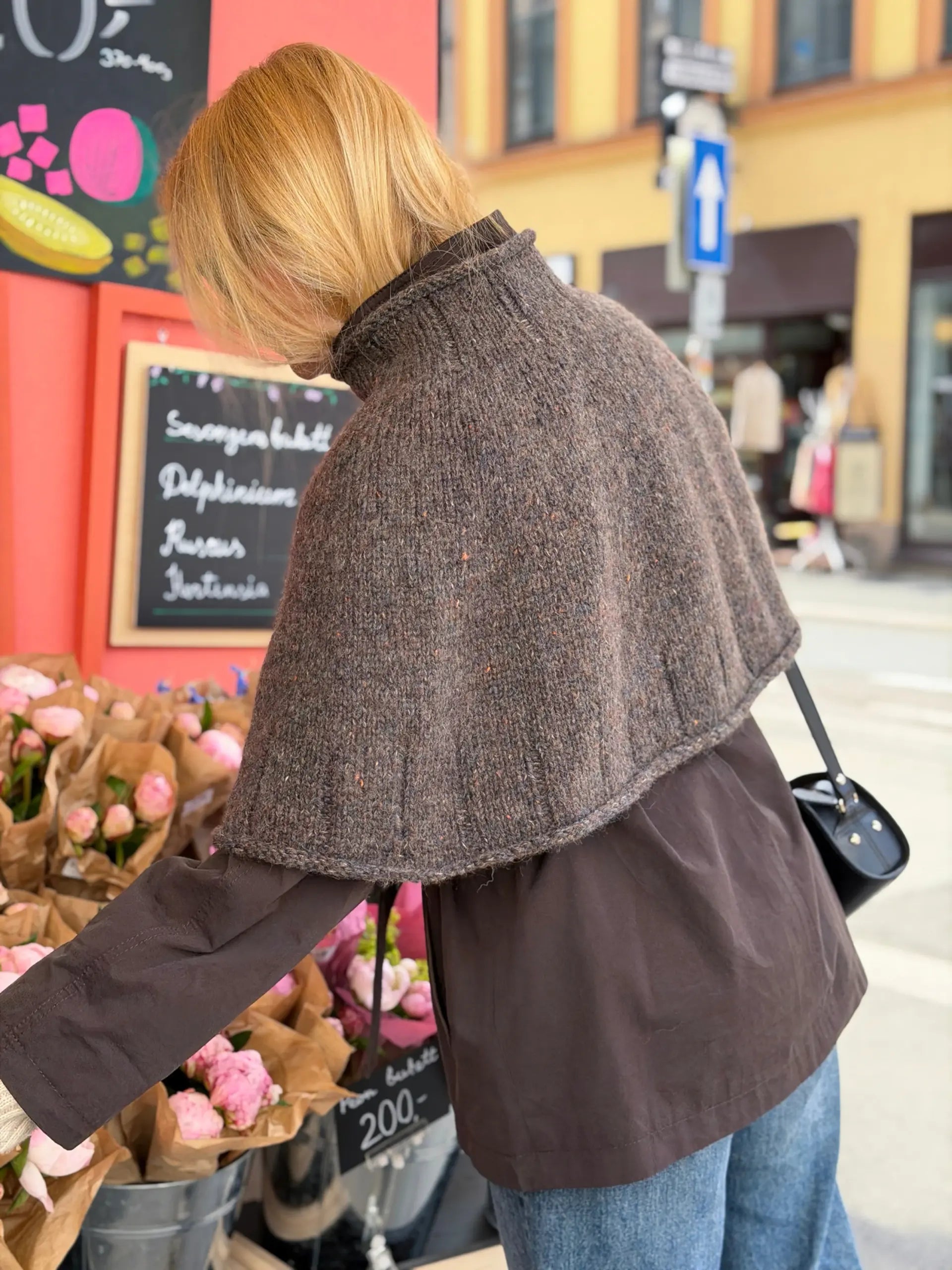 Detailansicht der Heia Tweedcape mit breitem Rippenbund, gestrickt aus Rauma Fivel und Alpakka Lin Tweed
