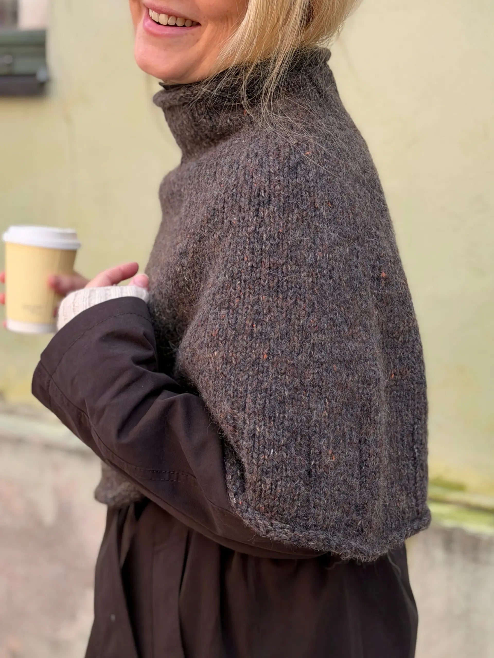 Heia Tweedcape von Rauma aus Fivel und Alpakka Lin Tweed – weicher Fall über die Schultern und Tweedmelierung