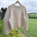 Detailansicht des Eringenser aus Rauma Fivel Natur und Alpakka Lin Tweed hellbeige mit schöner Struktur