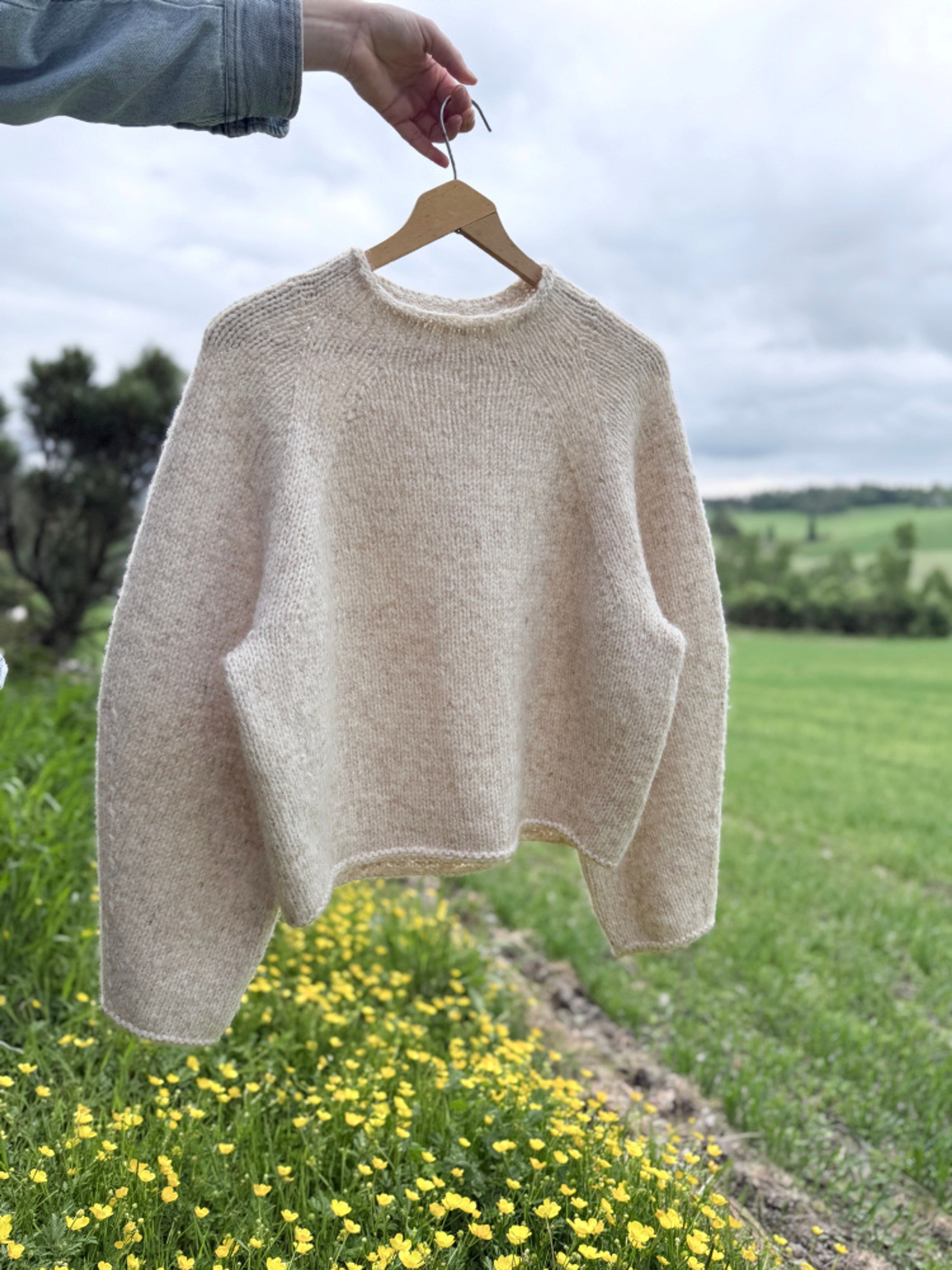 Detailansicht des Eringenser aus Rauma Fivel Natur und Alpakka Lin Tweed hellbeige mit schöner Struktur