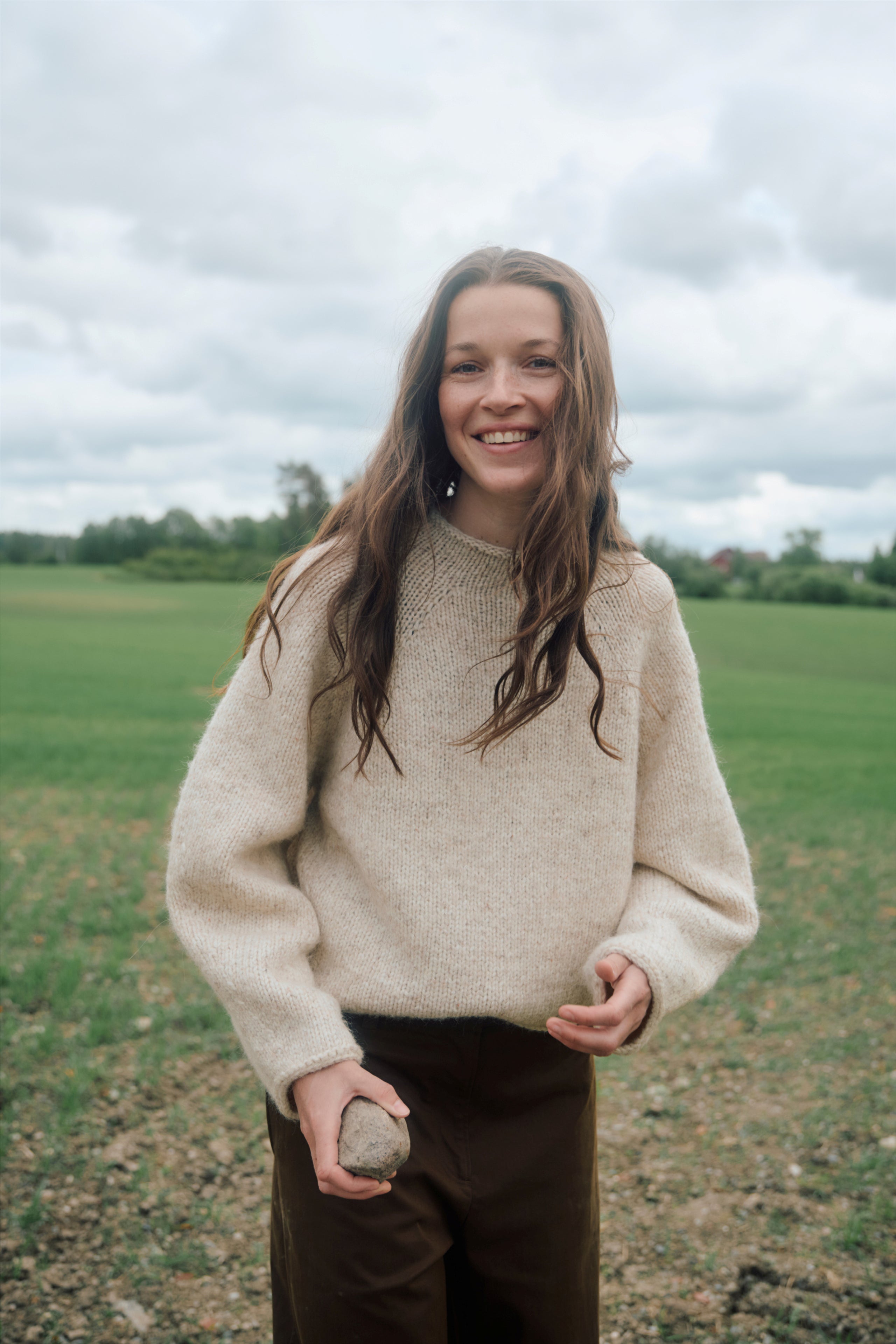 Frau trägt den Eringenser von Rauma in Natur und Hellbeige – kurzer Pullover mit markanten Raglanlinien aus Fivel und Alpakka Lin Tweed