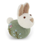 Sitzender gefilzter Hase mit Stickerei / Blume grün