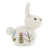 Sitzender gefilzter Hase mit Stickerei / Blume weiß
