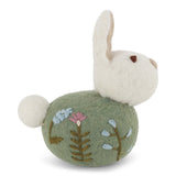 Sitzender gefilzter Hase mit Stickerei / Blume grün