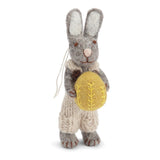 Grauer gefilzter Hase mit Hose und gefilztes Ei