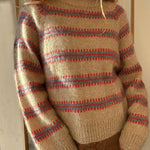 Norma Sweater mit Stehkragen und Farbmuster in Rot und Hellblau auf sandfarbenem Grund