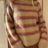 Norma Sweater mit Stehkragen und Farbmuster in Rot und Hellblau auf sandfarbenem Grund