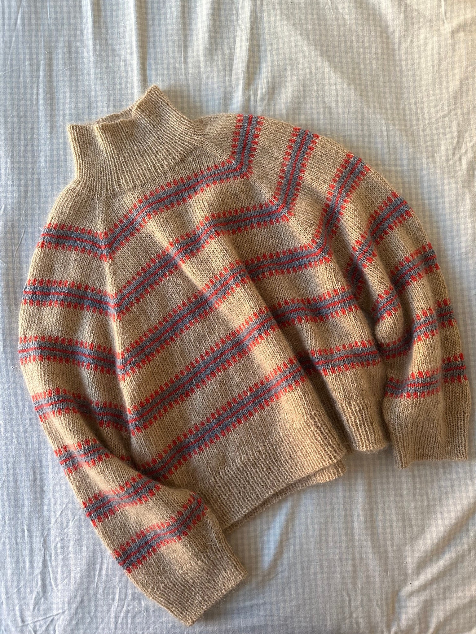 Detail des Norma Sweater mit mehrfarbigem Muster aus Isager Tweed, Silk Mohair und Tvinni