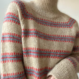 Norma Sweater von My Favourite Things Knitwear – Raglanpullover mit Stehkragen und Retro-Farbmuster aus Isager Tweed und Silk Mohair