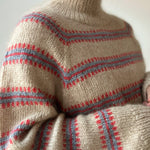 Norma Sweater in Sand mit roten und hellblauen Details, gestrickt aus Isager Tweed, Silk Mohair und Tvinni