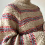 Norma Sweater in Sand mit roten und hellblauen Details, gestrickt aus Isager Tweed, Silk Mohair und Tvinni
