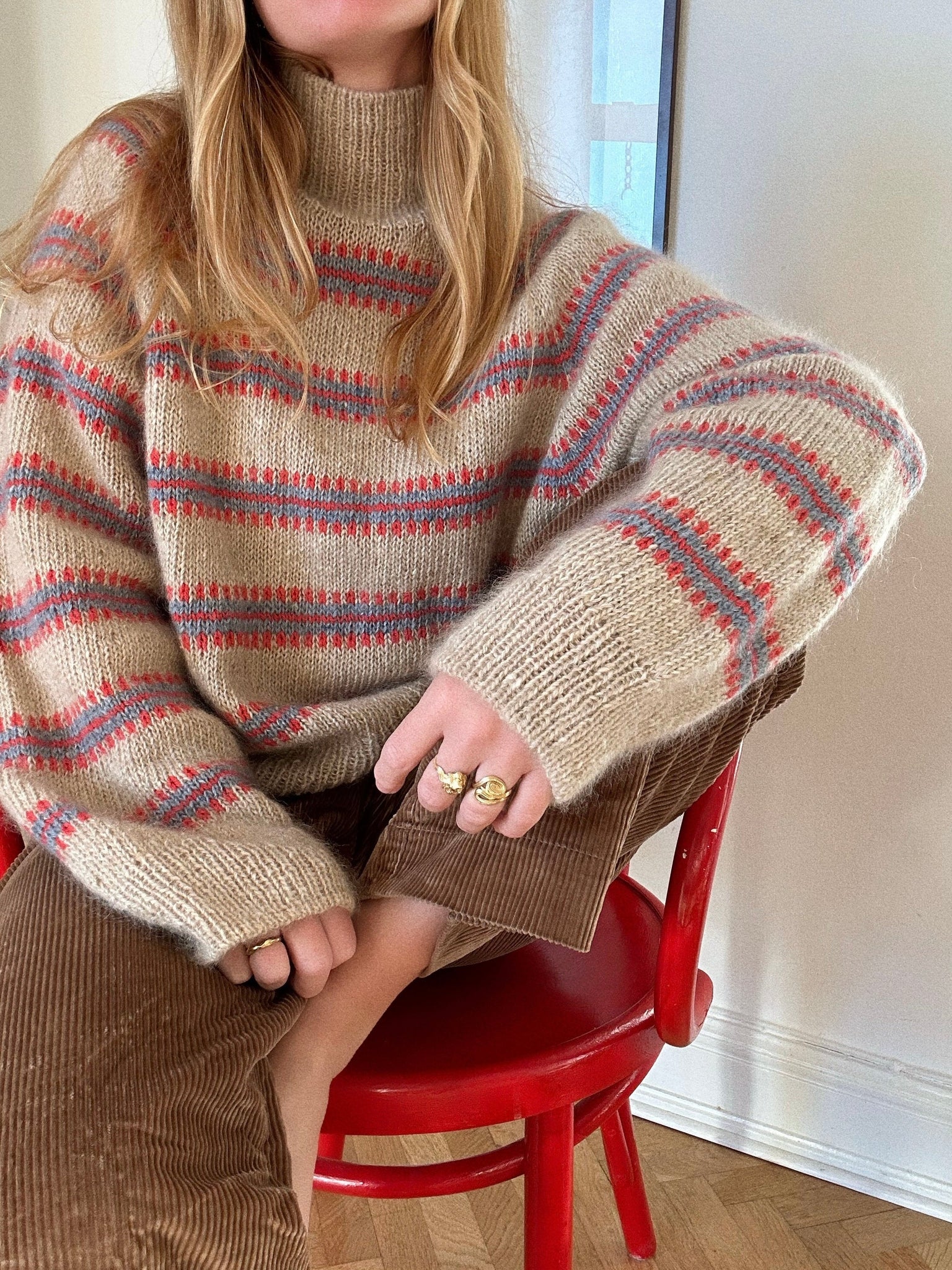 Oversize Norma Sweater mit hohem Kragen und mehrfarbiger Raglanpasse im Stil der 60er- und 70er-Jahre