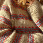 Norma Sweater von My Favourite Things aus der Isager Archives Kollektion in Sand, Rot und Hellblau