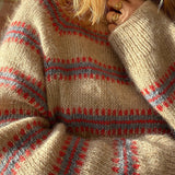 Norma Sweater von My Favourite Things aus der Isager Archives Kollektion in Sand, Rot und Hellblau