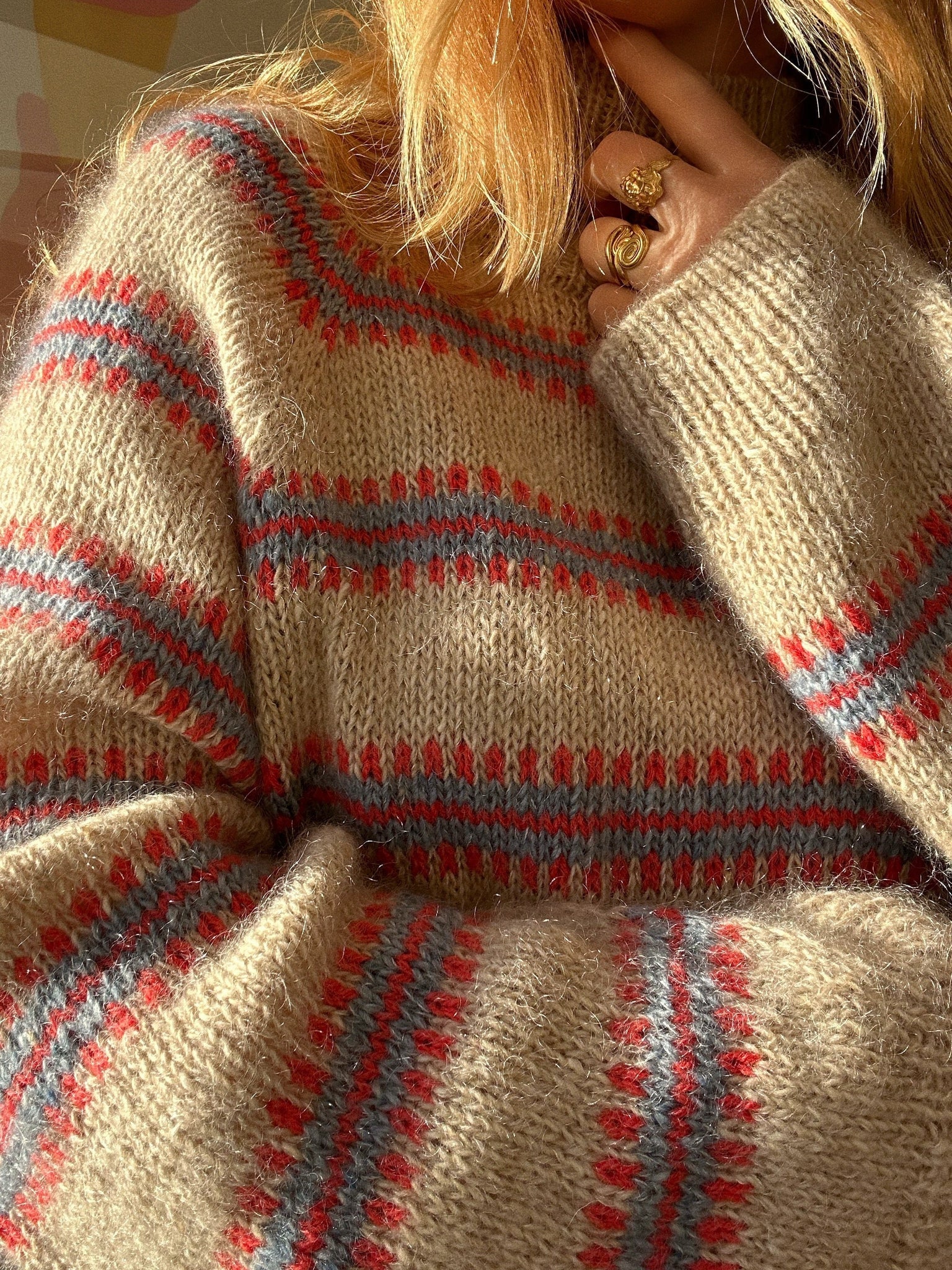 Norma Sweater von My Favourite Things aus der Isager Archives Kollektion in Sand, Rot und Hellblau