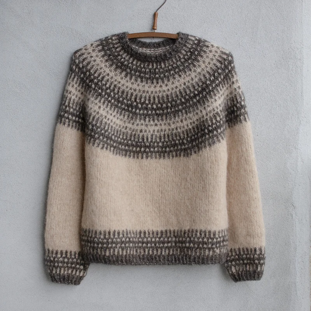 Badger and Bloom Unisex Pullover von Anne Ventzel mit zweifarbigem Muster in der Rundpasse – Strickset mit Isager Soft