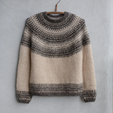 Badger and Bloom Unisex Pullover von Anne Ventzel mit zweifarbigem Muster in der Rundpasse – Strickset mit Isager Soft
