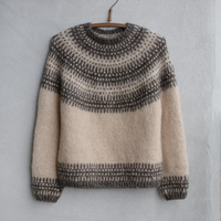 Badger and Bloom Unisex Pullover von Anne Ventzel mit zweifarbigem Muster in der Rundpasse – Strickset mit Isager Soft