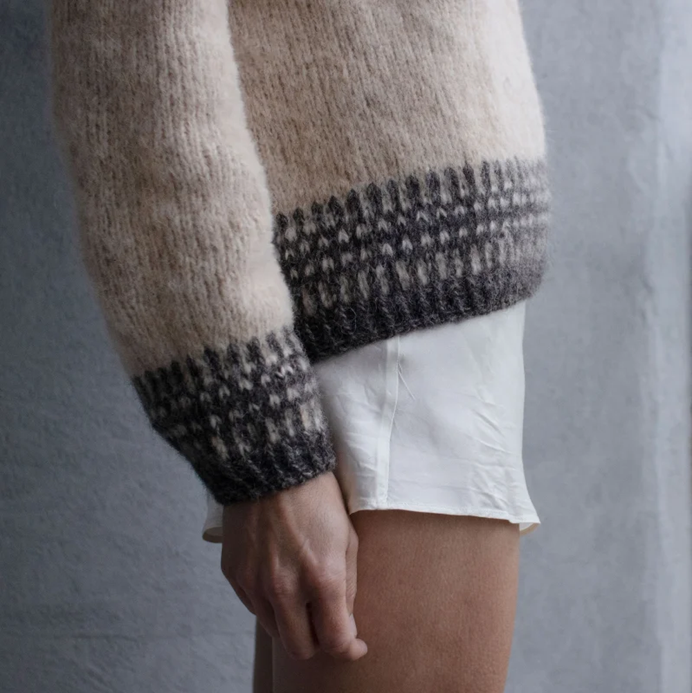 Detailansicht von Ärmelbündchen und Saum am Badger and Bloom Unisex Pullover, gestrickt aus Isager Soft