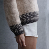 Detailansicht von Ärmelbündchen und Saum am Badger and Bloom Unisex Pullover, gestrickt aus Isager Soft