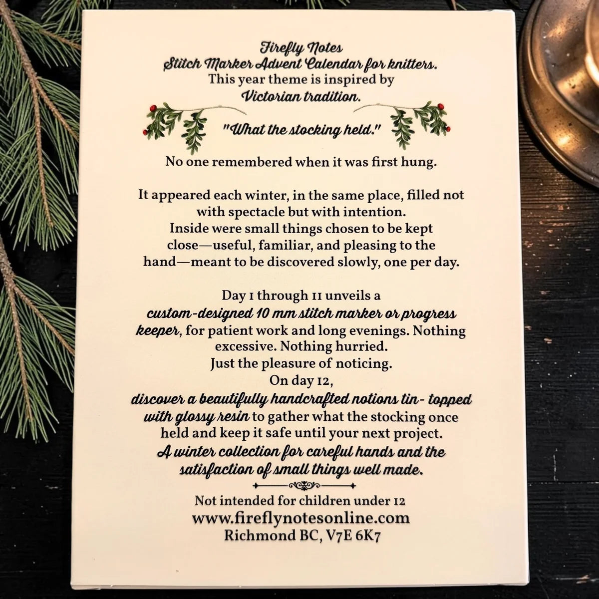 Rückseite des Firefly Notes Adventskalenders 2026 „What the stocking held“ mit Beschreibung des Inhalts: 11 Maschenmarkierer und eine Aufbewahrungsdose