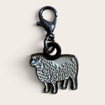 Firefly Notes Maschenmarkierer Meadow Sheep aus Metall und Emaille, cremeweißes Schaf mit schwarzem Hakenverschluss, Nahaufnahme auf hellem Hintergrund