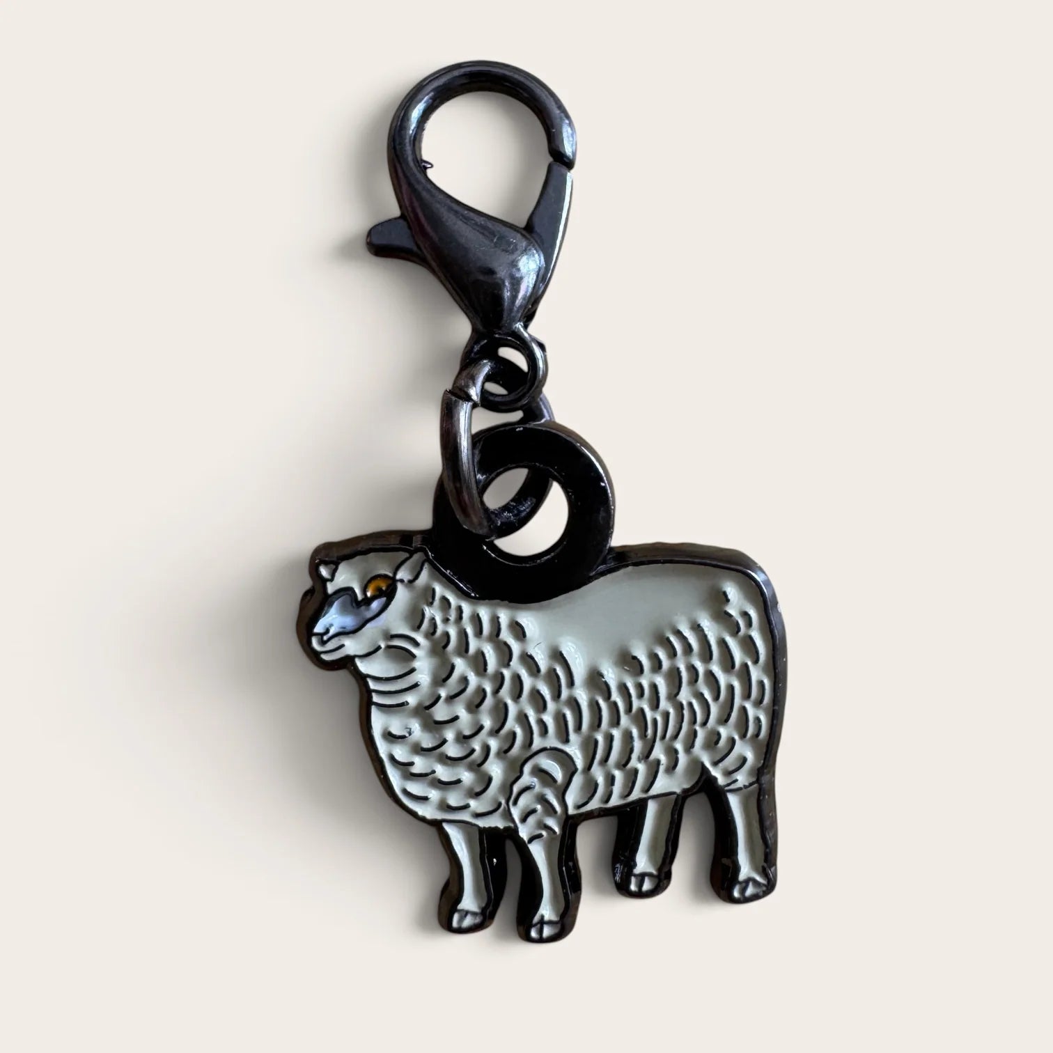 Firefly Notes Maschenmarkierer Meadow Sheep aus Metall und Emaille, cremeweißes Schaf mit schwarzem Hakenverschluss, Nahaufnahme auf hellem Hintergrund