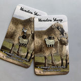 Firefly Notes Maschenmarkierer Meadow Sheep aus Metall und Emaille, cremefarbenes Schaf mit schwarzer Kontur, als Ring und mit Hakenverschluss auf Karten mit Vintage-Illustration von Schaf und Lamm