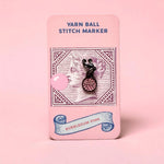 Firefly Notes Maschenmarkierer Yarn Ball in Bubblegum Pink aus Metall und Emaille, rosa Wollknäuel mit schwarzem Hakenverschluss auf rosa Karte mit Vintage-Briefmarkenmotiv