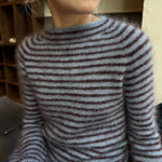 Nahaufnahme der Frankie Blouse von PetiteKnit in Blau mit schmalen bordeauxfarbenen Streifen, gestrickt aus Isager Silk Mohair