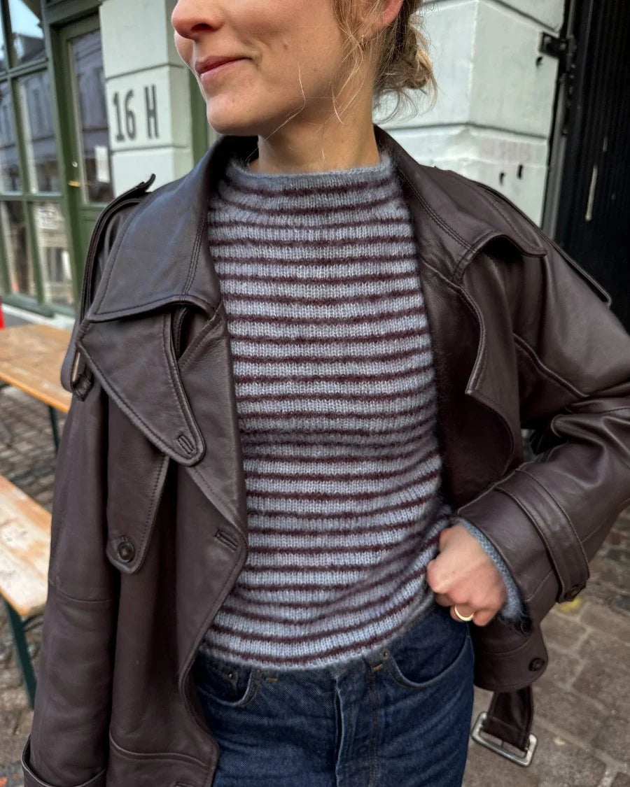 Frau trägt die blau-bordeaux gestreifte Frankie Blouse aus Silk Mohair unter einer offenen Lederjacke