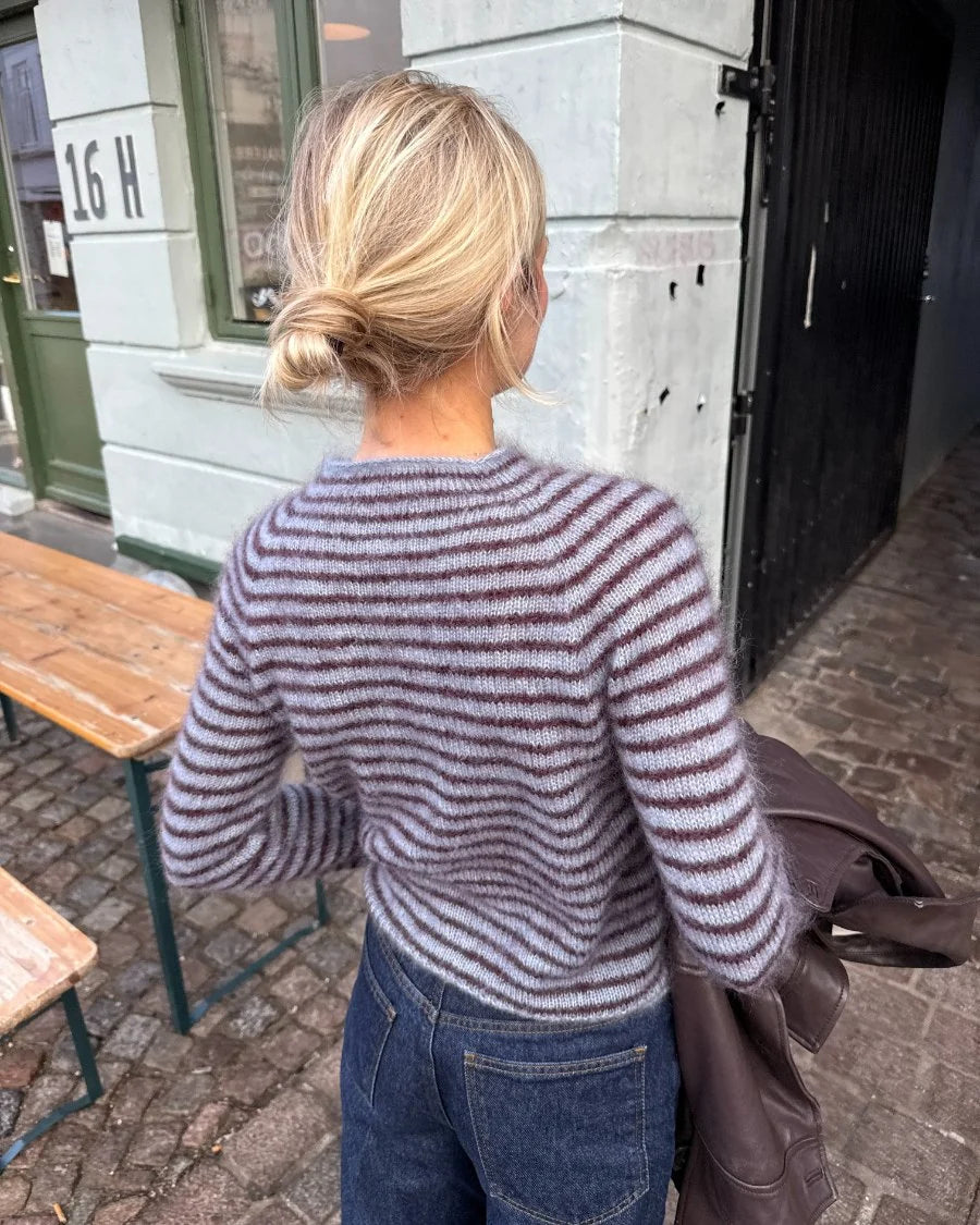 Rückansicht der Frankie Blouse in Blau mit bordeauxfarbenen Streifen, getragen zu einer Lederjacke