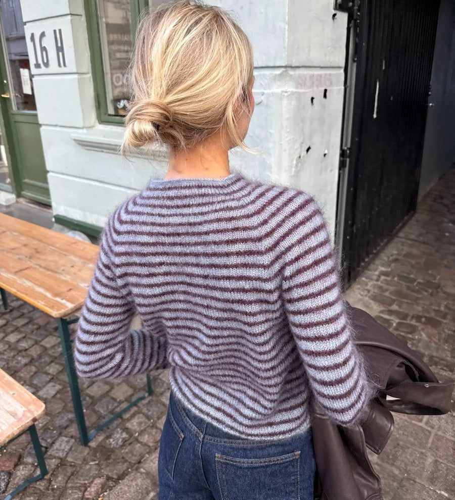 Rückansicht der Frankie Blouse in Blau mit bordeauxfarbenen Streifen, getragen zu einer Lederjacke