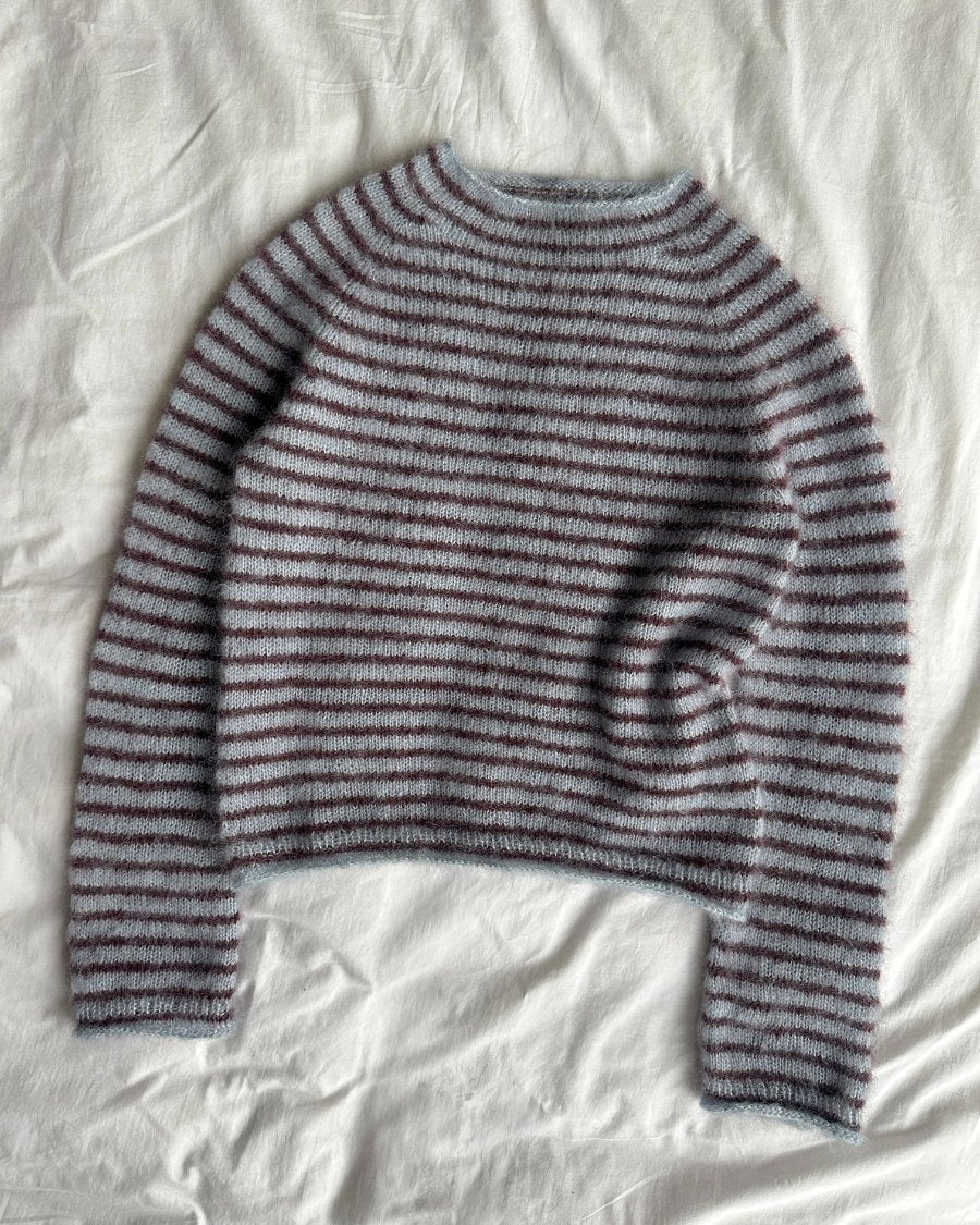 Frankie Blouse liegend – gestreifter Pullover in Blau und Bordeaux aus Isager Silk Mohair, Strickset von Wollmadame