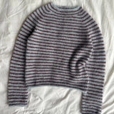 Frankie Blouse liegend – gestreifter Pullover in Blau und Bordeaux aus Isager Silk Mohair, Strickset von Wollmadame